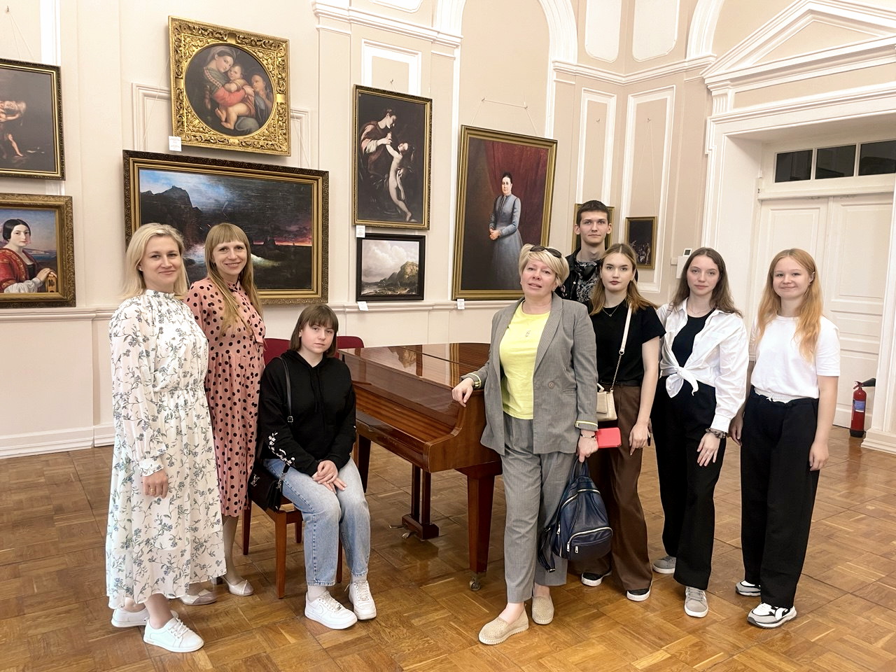 🏛️ До Міжнародного дня музеїв курсанти ПАУ відвідали виставку відреставрованих творів живопису