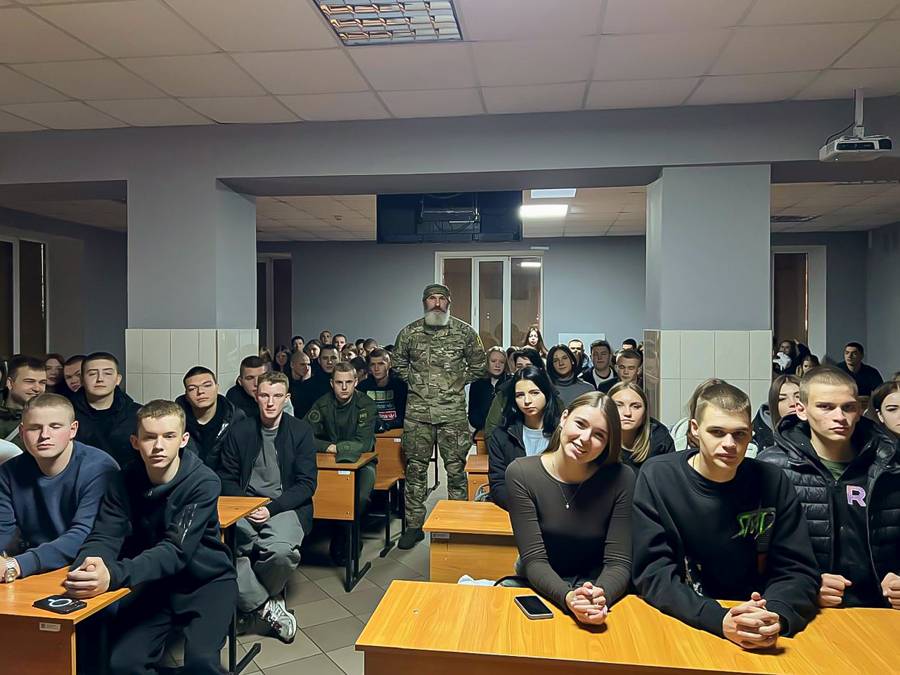 🎬 Герой у кадрі й на фронті: зустріч курсантів ПАУ з Олександром Лаптієм, відомим як “Сей”