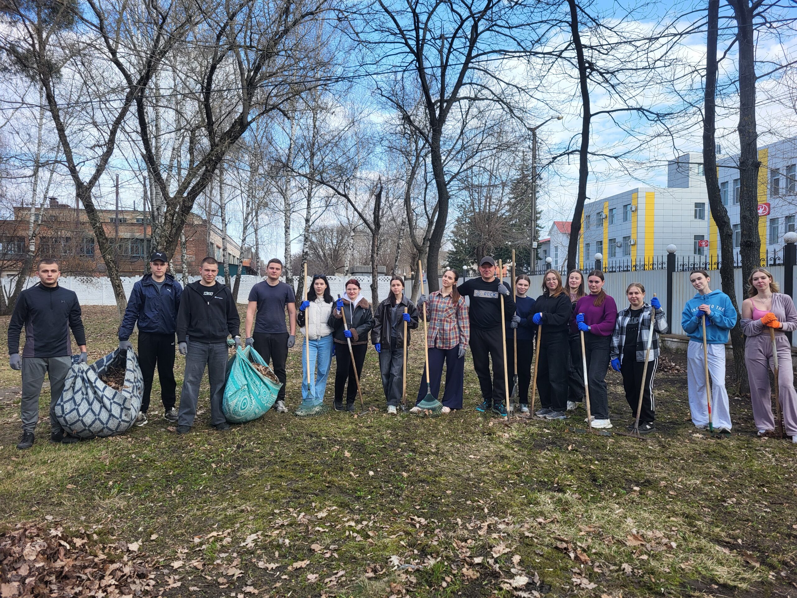 Студенти та працівники Гуманітарного факультету провели прибирання території Академії
